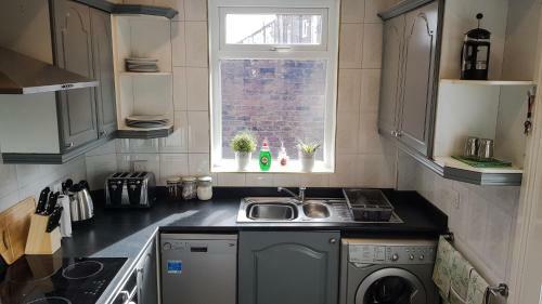 Ideal Home Away In Smithalls, Bolton