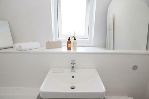 Wilton Apartment - 2 Bedroom - Great Location