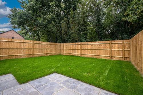 Bracknell Modern And Outstanding 4 Bedroom House, Sleeps 8