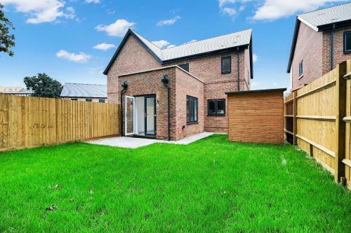 Bracknell Modern And Outstanding 4 Bedroom House, Sleeps 8
