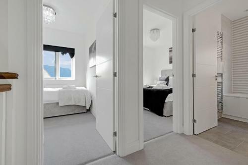 Bracknell Modern And Outstanding 4 Bedroom House, Sleeps 8