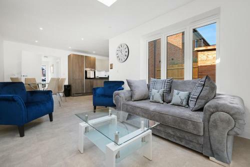 Bracknell Modern And Outstanding 4 Bedroom House, Sleeps 8