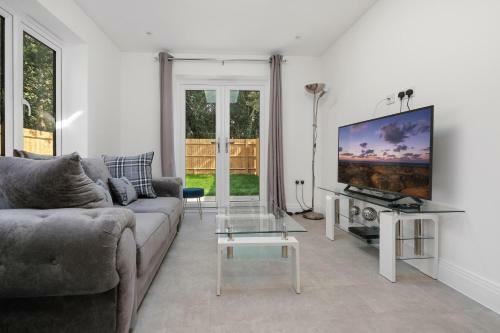 Bracknell Modern And Outstanding 4 Bedroom House, Sleeps 8