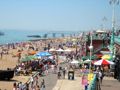 Beside The Seaside Apartment - 20 Metres From Seafront - Fast Wifi