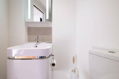 Brand New Studio Apartment With Parking