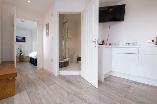 Light, Bright & Beautiful Apartment With Parking