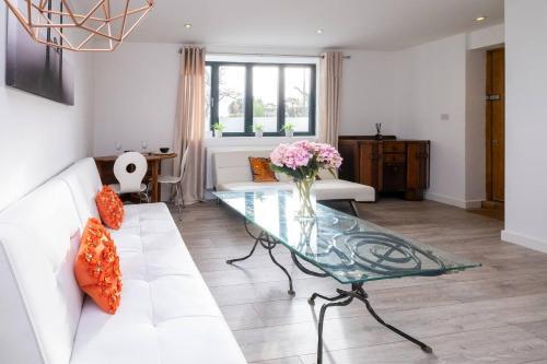 Light, Bright & Beautiful Apartment With Parking