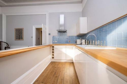 Cosy Regency Balcony Apartment Near The Sea!