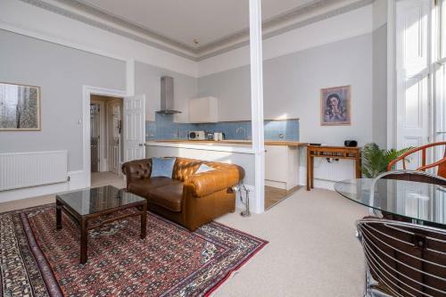 Cosy Regency Balcony Apartment Near The Sea!