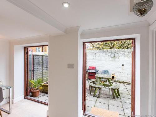 Spacious 5bdr House W/garden In Fabulous Location