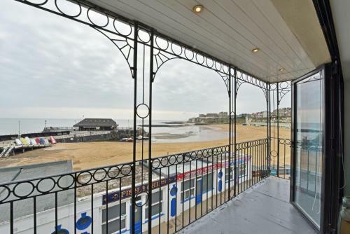 Ancient Lights - Apartment Overlooking Viking Bay