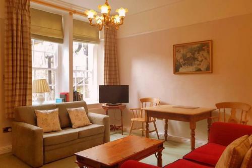 Hotel No 6 The Square Tearooms & Accommodation