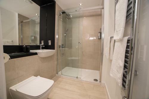 Luxury King Bed Apartment & Free Parking