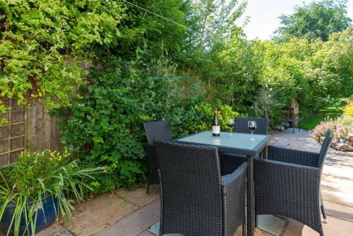 Beautiful, Spacious Guest Suite, Parking, Central!