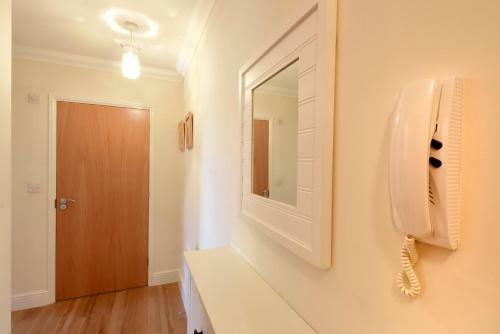 Nunnery Fields - Cosy Apartment With On Site Parking