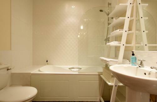 Nunnery Fields - Cosy Apartment With On Site Parking