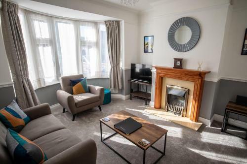 Charming Two Bed House Close To City With Parking