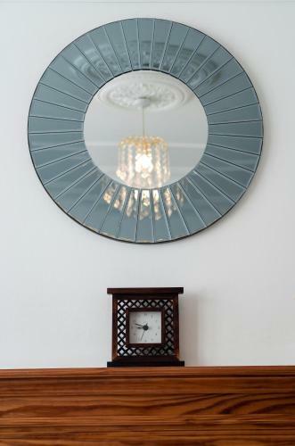 Charming Two Bed House Close To City With Parking