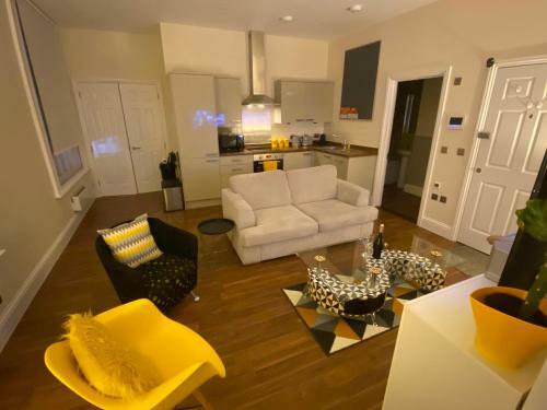 Luxury High Street Apartment