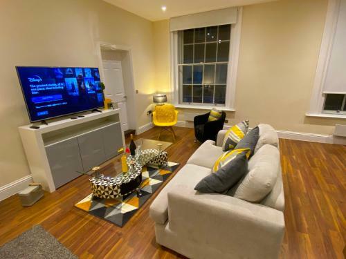 Luxury High Street Apartment