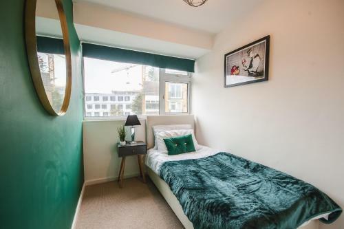 Spacious 4 Bed House, City Centre - Parking Available