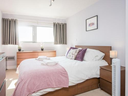 Incredible 2 Bed Apartment With Views & Parking!