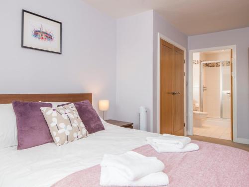 Incredible 2 Bed Apartment With Views & Parking!