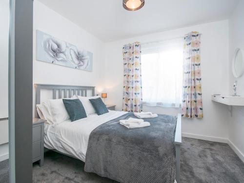 Modern 2 Bedroom Apartment Next To Bay With Parking