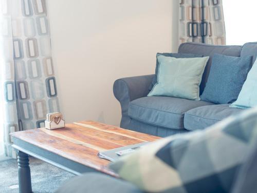 Modern 2 Bedroom Apartment Next To Bay With Parking