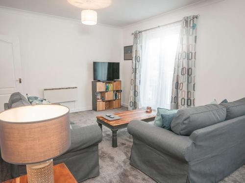 Modern 2 Bedroom Apartment Next To Bay With Parking