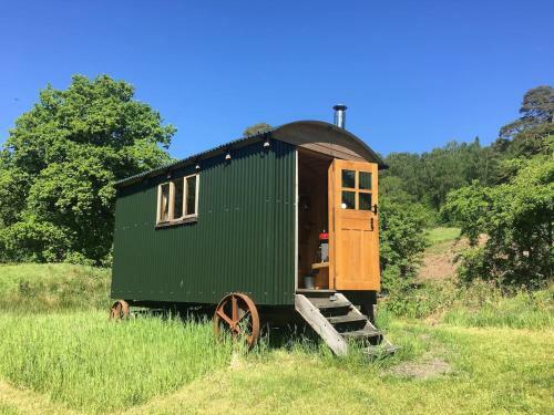 Cosy Woodland Off Grid Shepherds Hut - Rowan