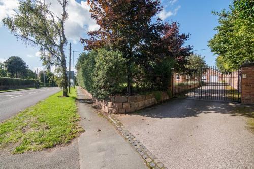 Picturesque Chester Abode With Free Wifi