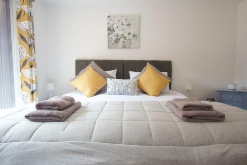 Cosy And Central Canal Side Home