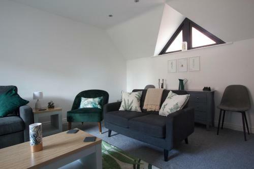 Cosy And Central Canal Side Home