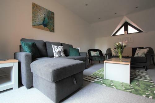 Cosy And Central Canal Side Home