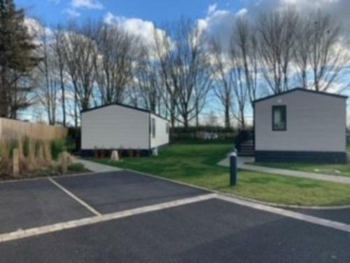 Captivating Bluebell Lodge 2-bed Cotswolds Caravan