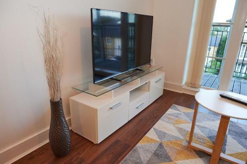 Clarendon Heights - Stylish Two-bedroom Apartment
