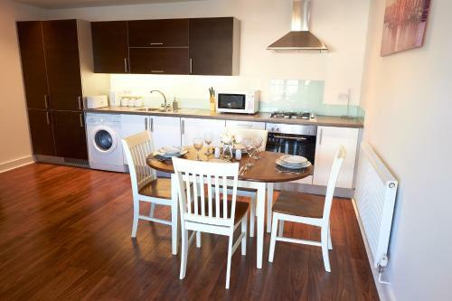 Clarendon Heights - Stylish Two-bedroom Apartment