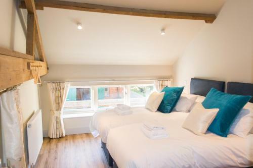 Boathouse Barn - Beautiful Home By The River!