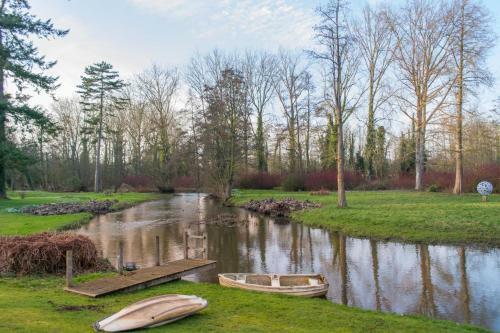 Boathouse Barn - Beautiful Home By The River!