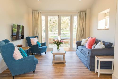 Boathouse Barn - Beautiful Home By The River!