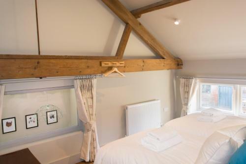 Boathouse Barn - Beautiful Home By The River!