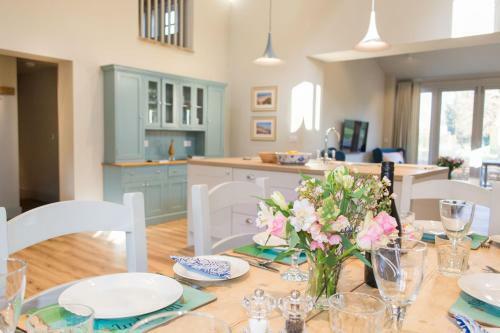 Boathouse Barn - Beautiful Home By The River!