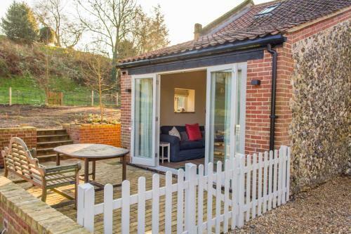 Boathouse Barn - Beautiful Home By The River!