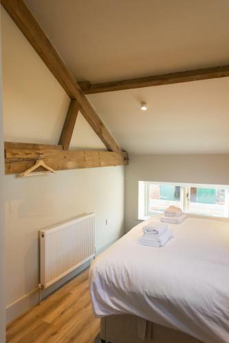 Boathouse Barn - Beautiful Home By The River!