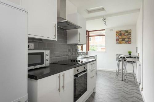 4 Bedroom House Coventry Hosted By Snoozenow