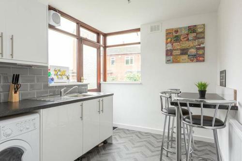 4 Bedroom House Coventry Hosted By Snoozenow