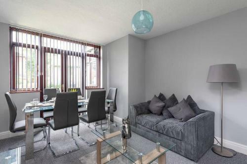 4 Bedroom House Coventry Hosted By Snoozenow