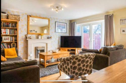 4 Bedroom House Coventry Hosted By Snoozenow