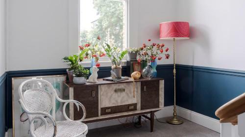 Apartamento Plum Guide - The Feminine Mystique